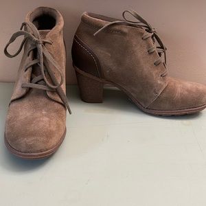 Clarks 7 leather/suede ankle tie heal booties